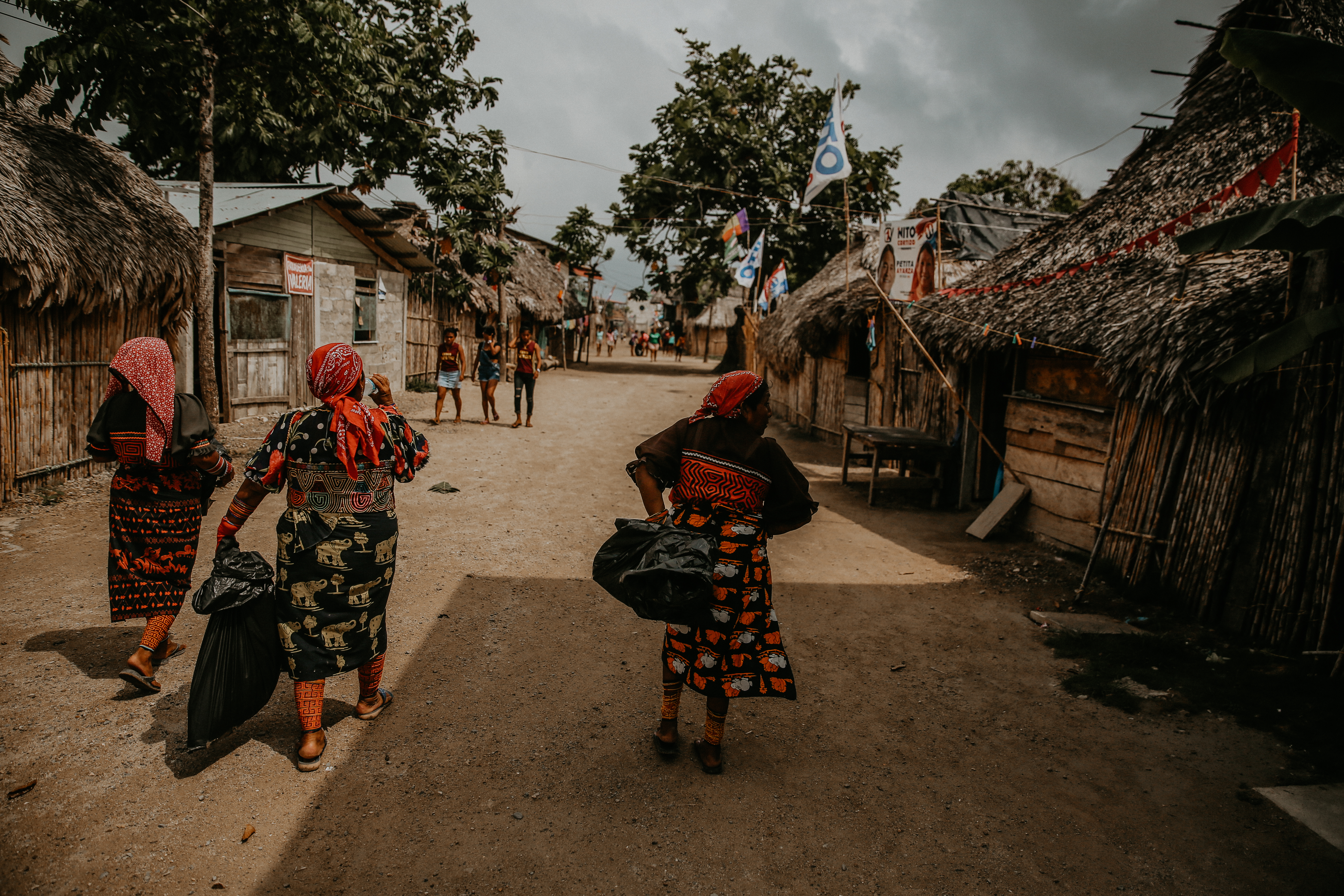 Indigenous Guna Women collecting waste as part of Diwigdi's project