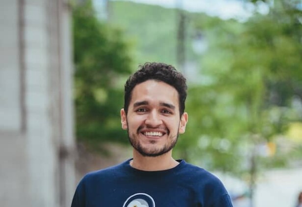 Jose Zea portrait photo sur fond de campagne urbaine